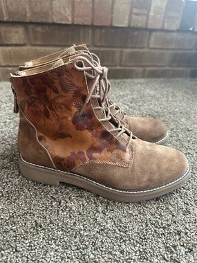 Comfortiva Align Floral Suede Lace Up Boots 8.5 Boho Cottagecore